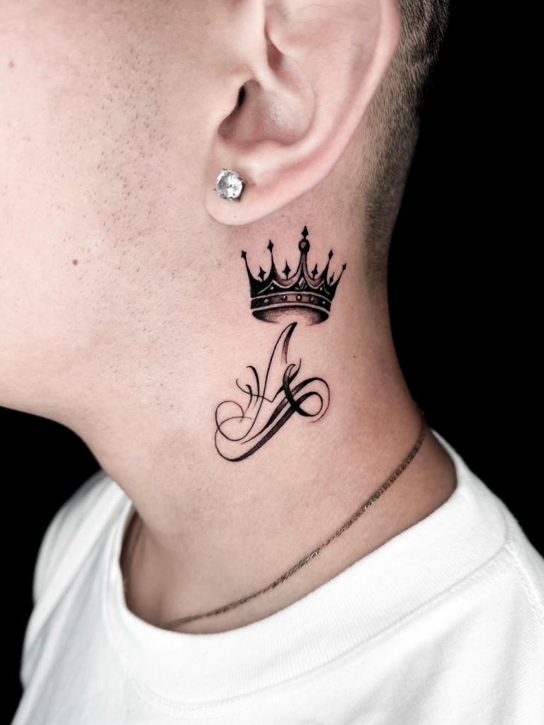 首に王冠(クラウン)とレタリングのタトゥー