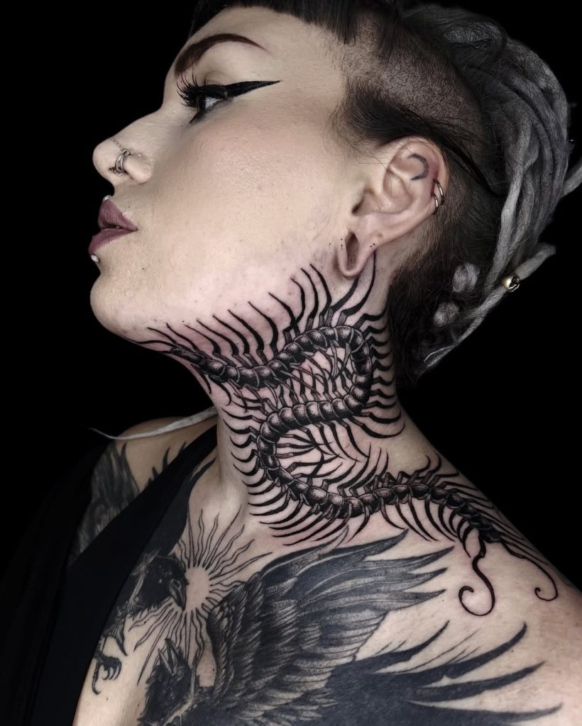 首に百足(ムカデ)のリアリスティックタトゥー