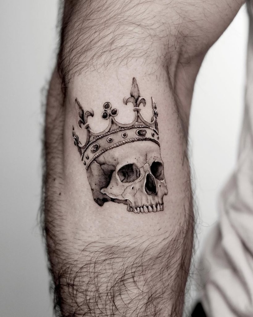 頭蓋骨(スカル)と王冠(クラウン)のタトゥー