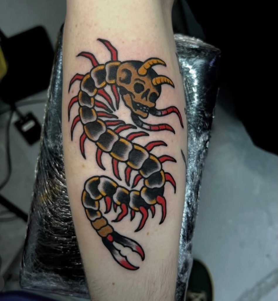 骸骨(スカル)モチーフの百足(ムカデ)を描いたアメリカントラディショナル（トラッド）タトゥー