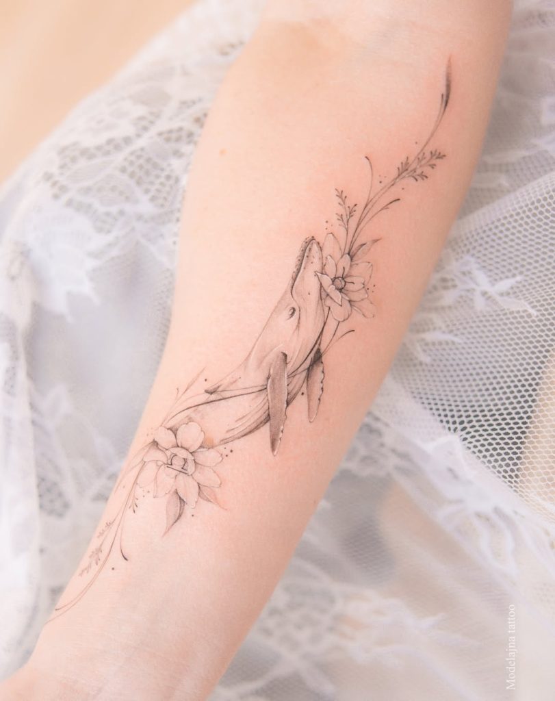 鯨(クジラ)と花のファインラインタトゥー