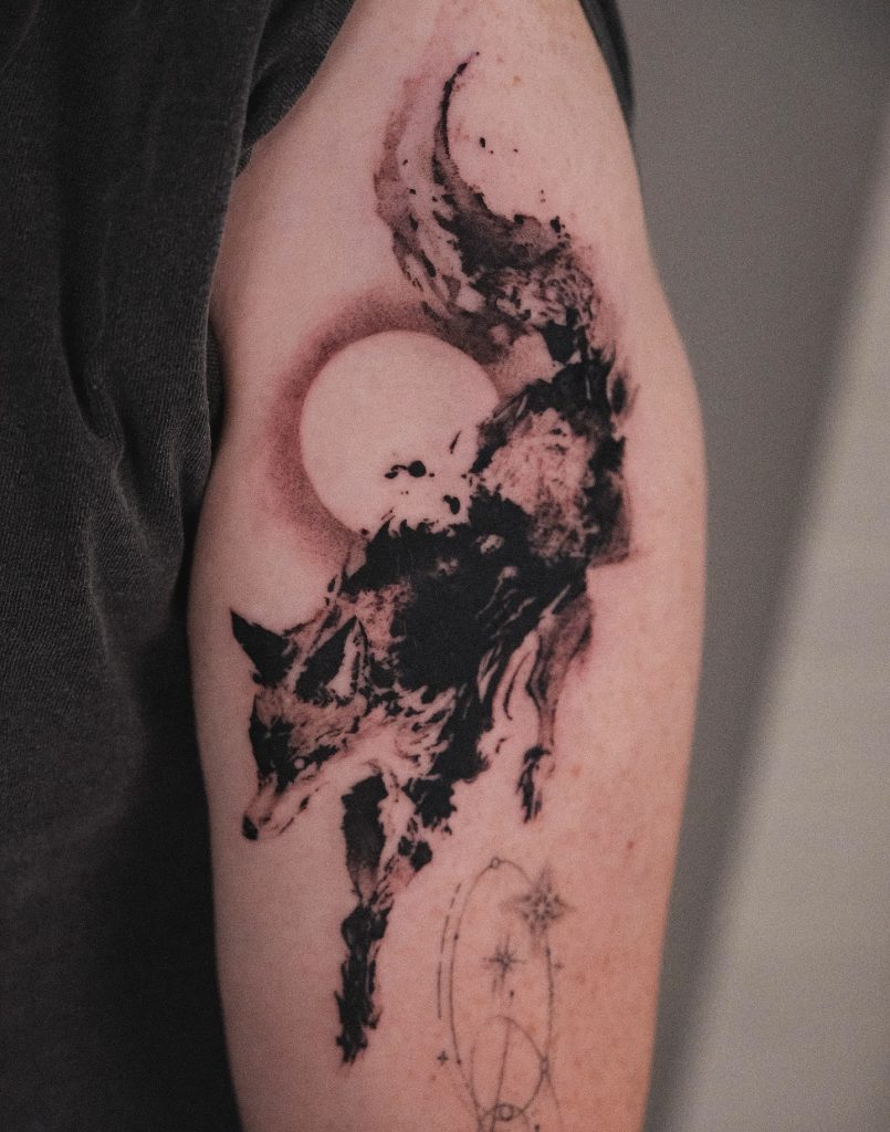 水墨画風の狐(キツネ)を描いたブラックアンドグレータトゥー