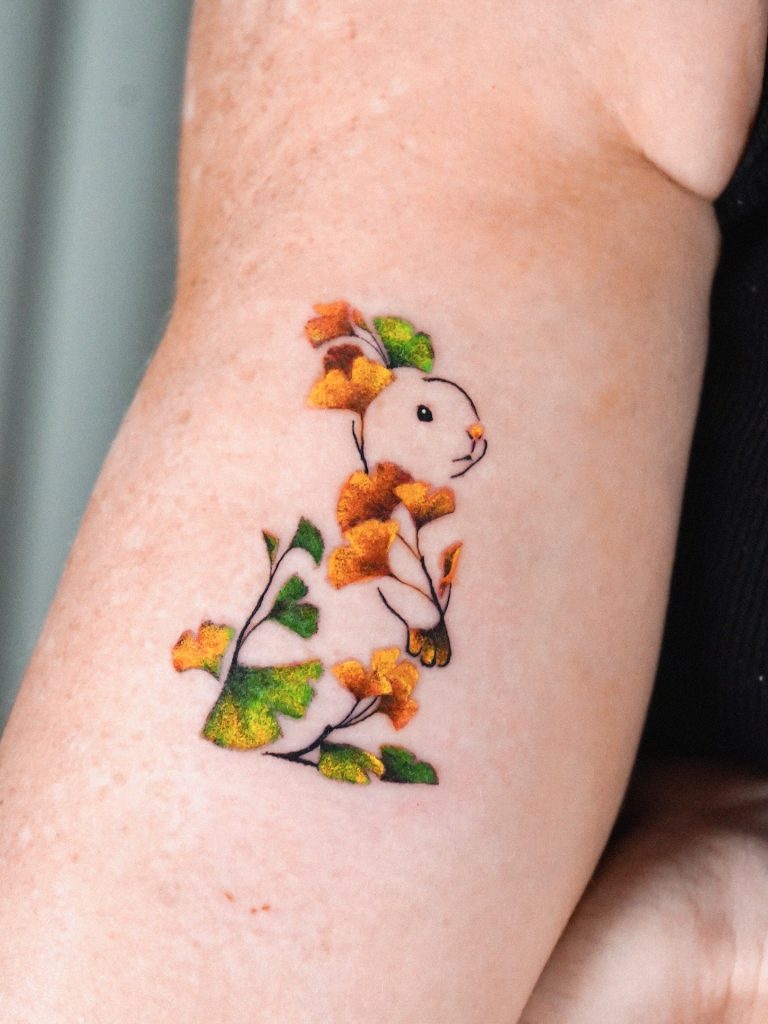 色鮮やかな草花をまとったかわいい兎(うさぎ)のタトゥー