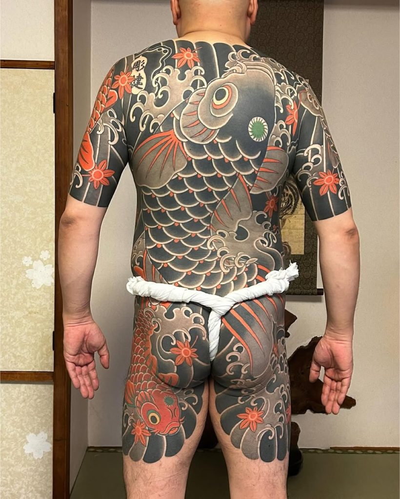 背中から太ももにかけて大きな鯉を描いた胸割りの刺青