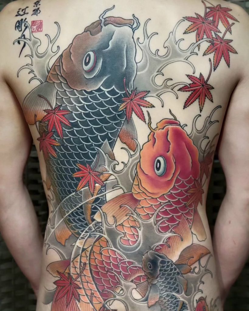 背中一面に夫婦鯉と紅葉を描いた鯉の刺青