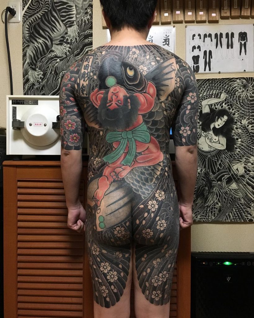 背中一面に金太郎の抱き鯉と桜を描いた総身彫りの和彫りタトゥー・刺青デザイン