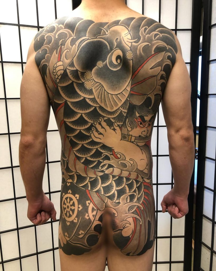 背中一面に鬼若丸の鯉退治を描いた甲羅彫りの刺青