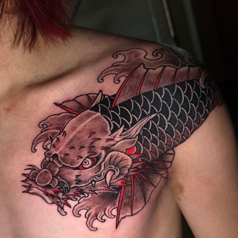 胸から肩にかけて化け鯉・龍魚を描いた迫力ある刺青